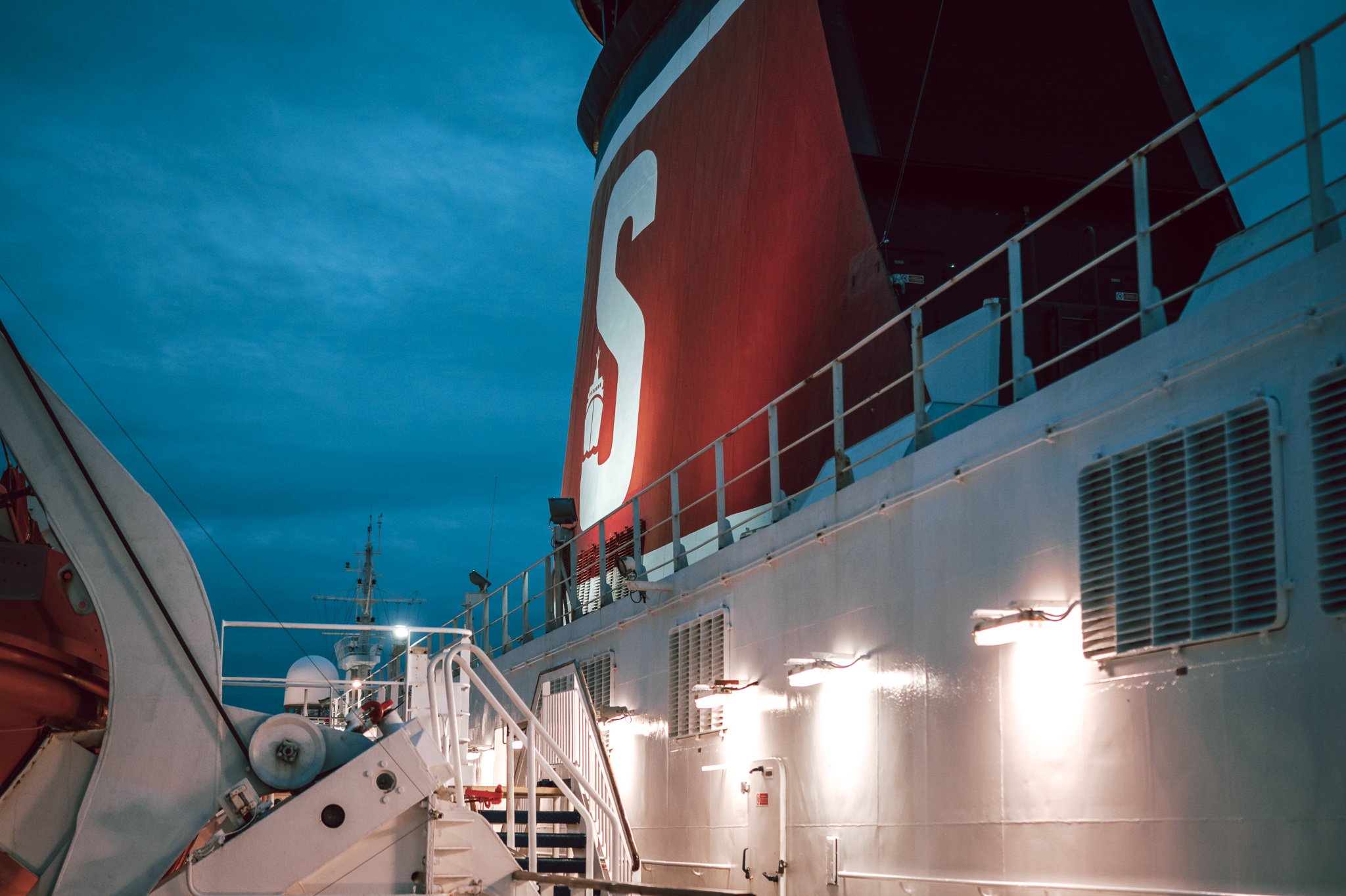 Nocne zdjęcie z widokiem na logo Stena Line na promie Stena Spirit.