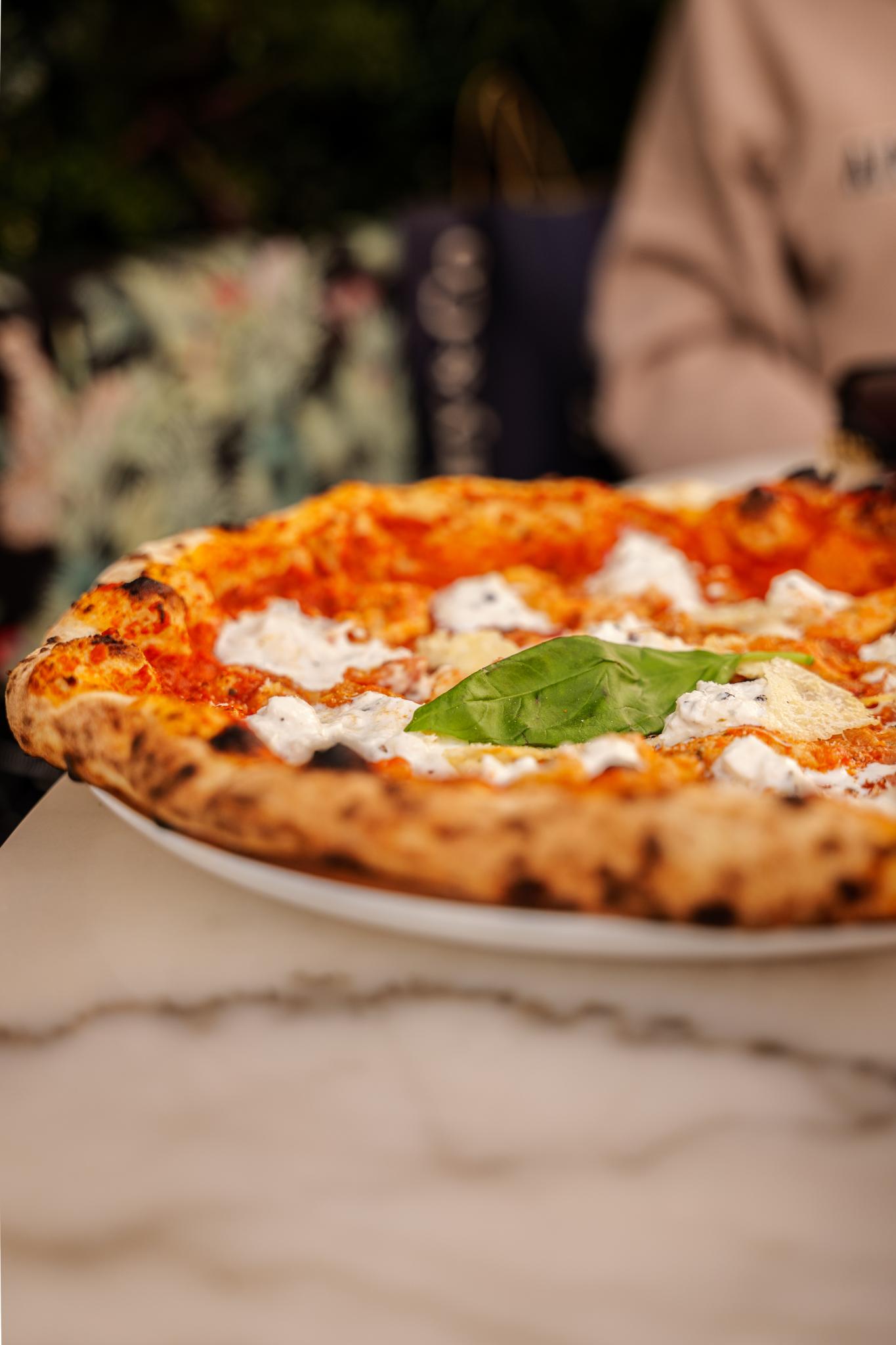 MarriedLenses 12 - Your Ultimate Guide to Sweden - LikeSweden.com - Heroica Lounge London Review: The Pizza Bus at Royal Victoria Dock