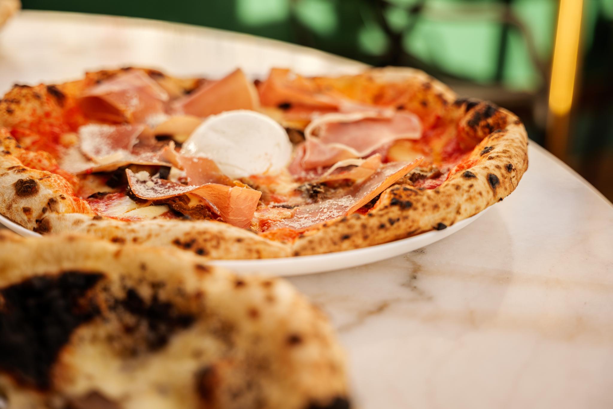 MarriedLenses 15 - Your Ultimate Guide to Sweden - LikeSweden.com - Heroica Lounge London Review: The Pizza Bus at Royal Victoria Dock