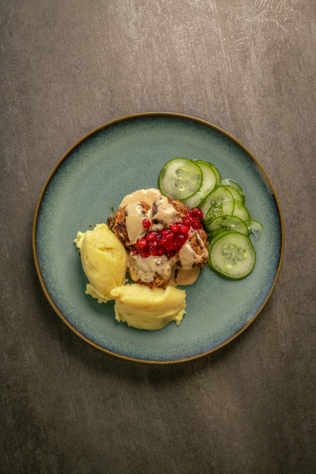 Köttbullar med gräddsås och lingonsylt