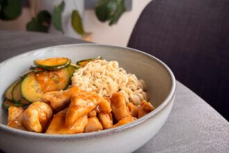 Asian-style chicken in teriyaki sauce with spicy cucumber – LikeSweden