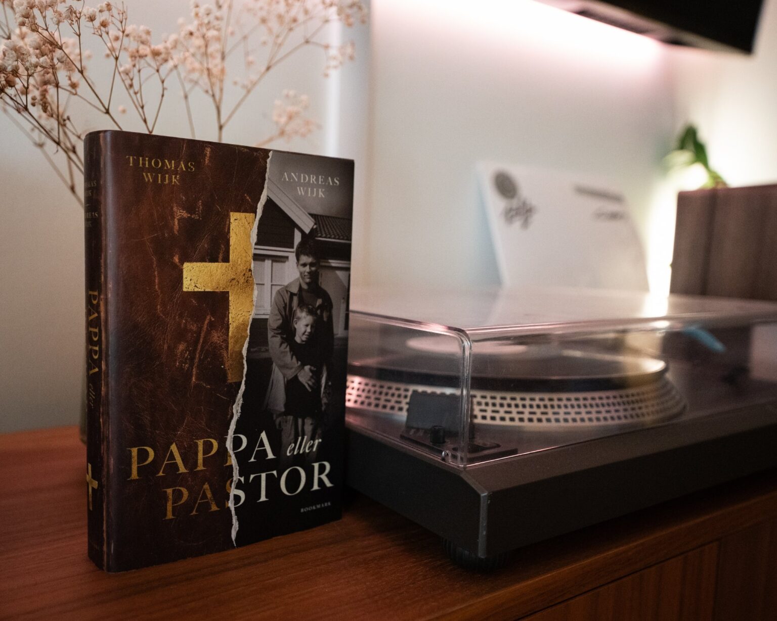 “Pappa eller pastor” — a book that left me in tears in a public place – LikeSweden